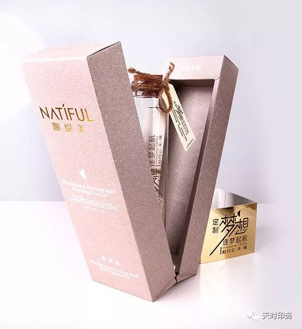 化妆产品的包装盒的图片_化妆品盒子包装_化妆品包装盒